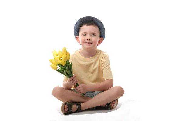 Симпатичный Мальчик Букетом Тюльпанов Изолированном Белом Фоне — стоковое фото