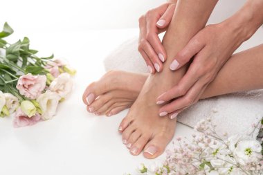 Çiçekli mükemmel kadın ayakları..