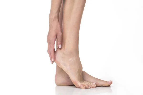Schlanke Weibliche Beine Auf Isoliertem Weißem Hintergrund — Stockfoto