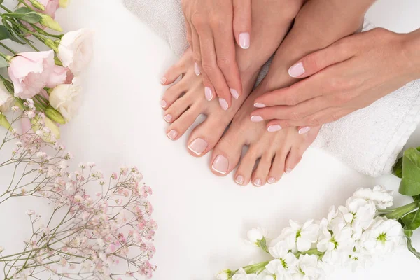 Perfekte Weibliche Füße Mit Blumen — Stockfoto