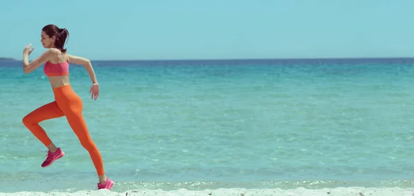 Όμορφη Γυναίκα Που Κάνει Τζόκινγκ Στην Παραλία Μοντέρνο Στυλ Και — Φωτογραφία Αρχείου