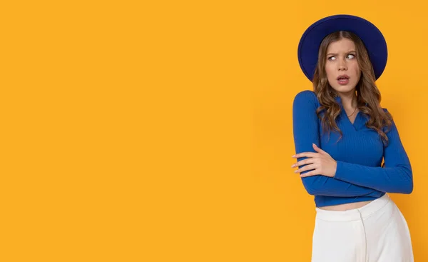Seorang Wanita Muda Gila Dengan Topi Biru Dan Blus Dengan — Stok Foto