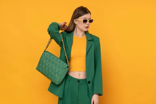 Modna Modelka Duym Zielonym Fashionabel Kvinnlig Modell Överdimensionerad Grön Kostym — Stockfoto