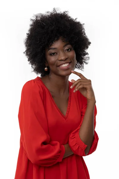 Mujer Joven Positiva Con Peinado Afro Piel Oscura Vestido Rojo —  Fotos de Stock