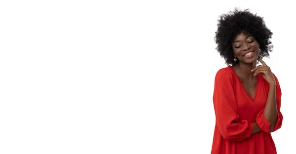 Pozytywne Młoda Kobieta Afro Fryzury Ciemnej Skóry Czerwonej Sukience Izolowanym — Zdjęcie stockowe