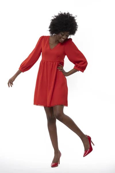 Afro Saç Stili Koyu Tenli Kırmızı Elbiseli Izole Beyaz Arka — Stok fotoğraf