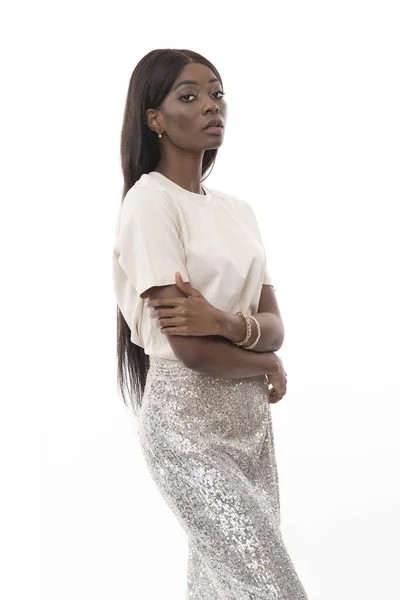 Velmi Atraktivní Černošky Žena Stylovém Oblečení Izolovaném Bílém Pozadí — Stock fotografie