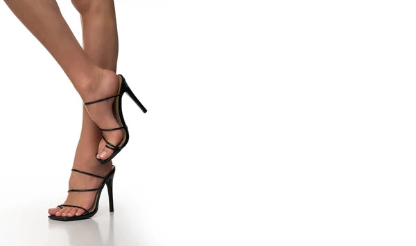 Λεπτά Γυναικεία Πόδια Και Σέξι Ψηλά Τακούνια Λευκό Φόντο — Φωτογραφία Αρχείου