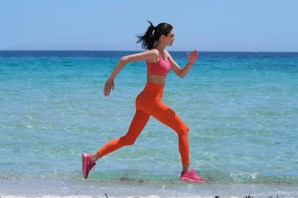 Eine Schöne Brünette Joggt Sportkleidung Strand — Stockfoto