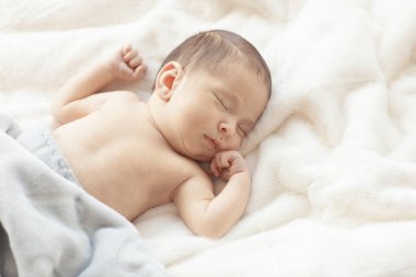 Bakım prosedürleri sırasında yeni doğmuş şirin bir bebek..