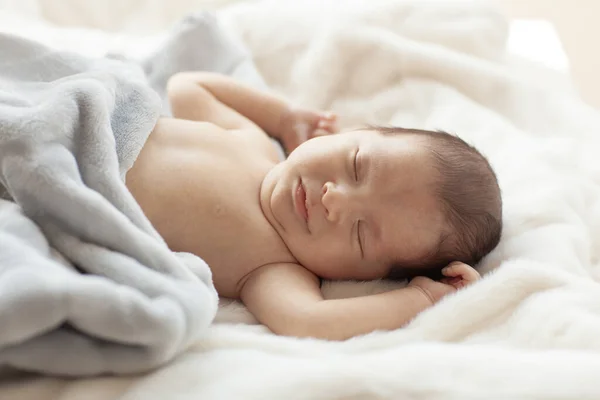 在护理过程中可爱的新生儿 — 图库照片