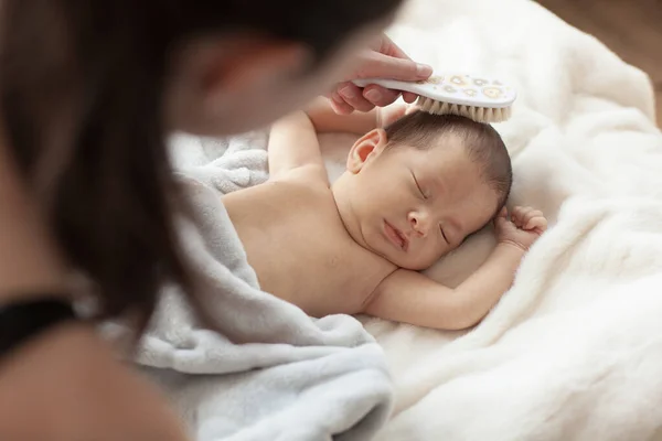 Lindo Bebé Recién Nacido Durante Los Procedimientos Cuidado —  Fotos de Stock