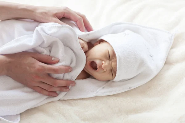 Χαριτωμένο Νεογέννητο Μωρό Κατά Διάρκεια Διαδικασιών Φροντίδας — Φωτογραφία Αρχείου
