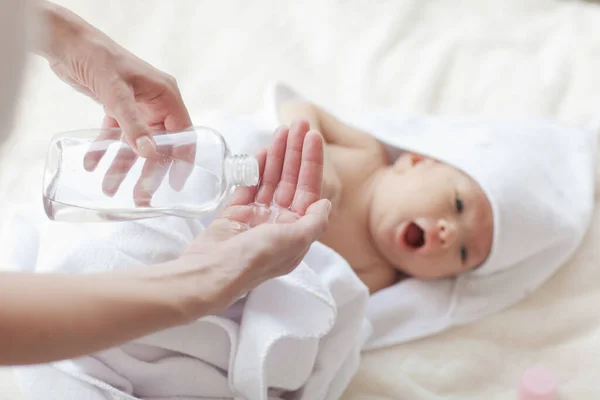 Lindo Bebé Recién Nacido Durante Los Procedimientos Cuidado —  Fotos de Stock