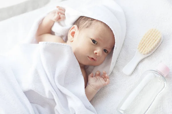 Bebê Recém Nascido Bonito Durante Procedimentos Cuidado — Fotografia de Stock