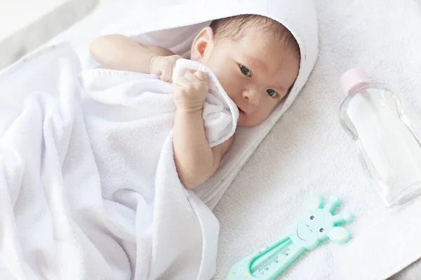 在护理过程中可爱的新生儿 — 图库照片