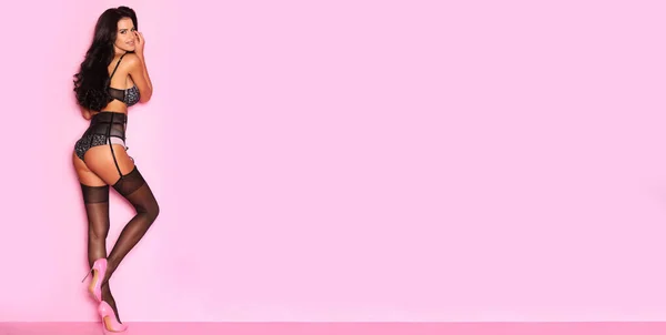 Sexy Vrouw Zwart Lingerie Roze Achtergrond — Stockfoto