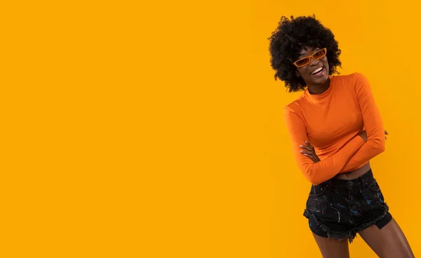 Positive Woman Afro Hairstyle Pointing Yellow Background — Stock Photo, Image