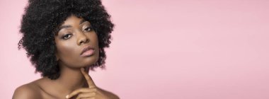 Mükemmel ciltli çok çekici bir genç kadın..