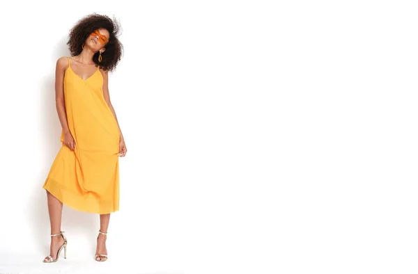 Velmi Atraktivní Mladá Žena Afro Účesem Žluté Šaty Izolovaném Bílém — Stock fotografie