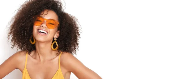 Muito Atraente Jovem Mulher Com Penteado Afro Vestido Amarelo Fundo — Fotografia de Stock