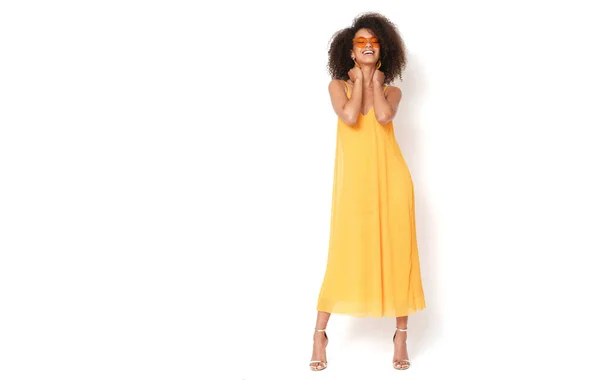 Wanita Muda Yang Sangat Menarik Dengan Gaya Rambut Afro Dan — Stok Foto