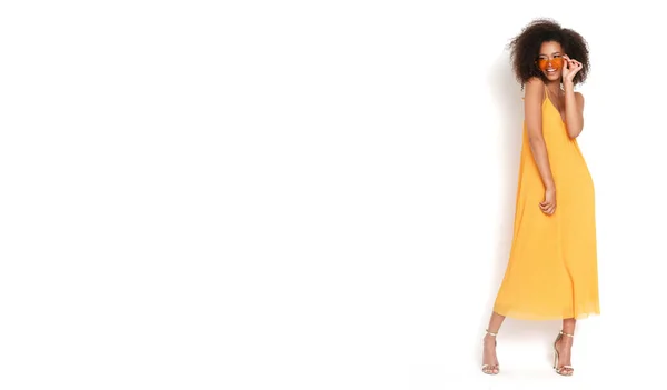 Sehr Attraktive Junge Frau Mit Afro Frisur Und Gelbem Kleid — Stockfoto