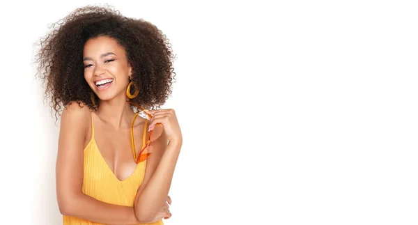 Muito Atraente Jovem Mulher Com Penteado Afro Vestido Amarelo Fundo — Fotografia de Stock
