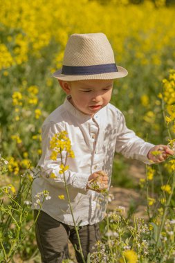 Köyde şık giyinmiş küçük bir çocuk var..