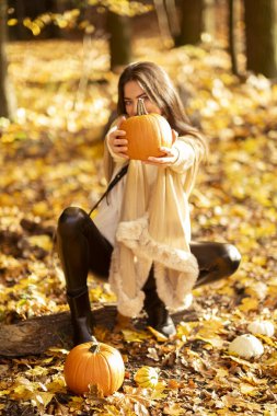 Ormanda balkabaklarıyla güzel bir esmer.