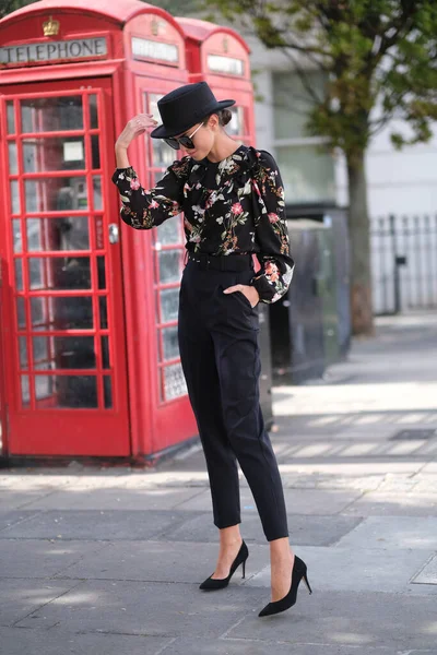 Elegante Frau Stilvoller Kleidung Auf Londons Straßen — Stockfoto