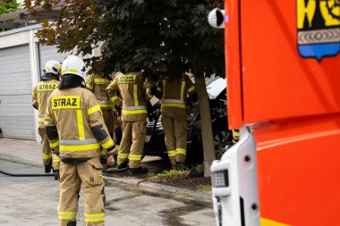 Katowice, Polonya - 27.06.2023: Kapalı bir konutta araba yangını.