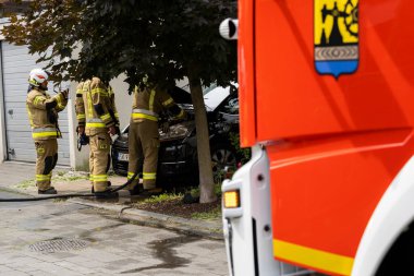 Katowice, Polonya - 27.06.2023: Kapalı bir konutta araba yangını.