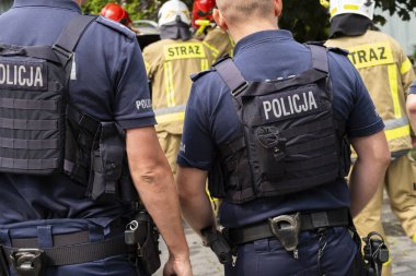 Katowice, Polonya - 27.06.2023: Kapalı bir konutta araba yangını.