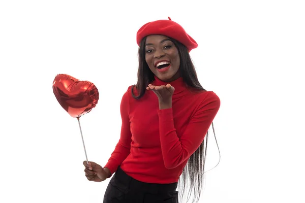 Güzel Siyah Kadın Balon Kalpli Izole Beyaz Arka Planda — Stok fotoğraf