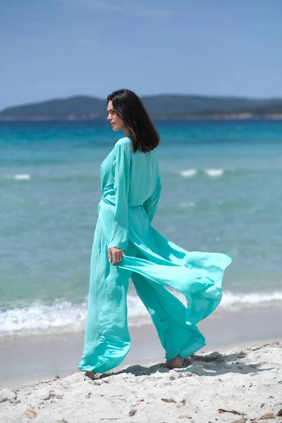 Belle Brune Vêtements Turquoise Sur Plage — Photo