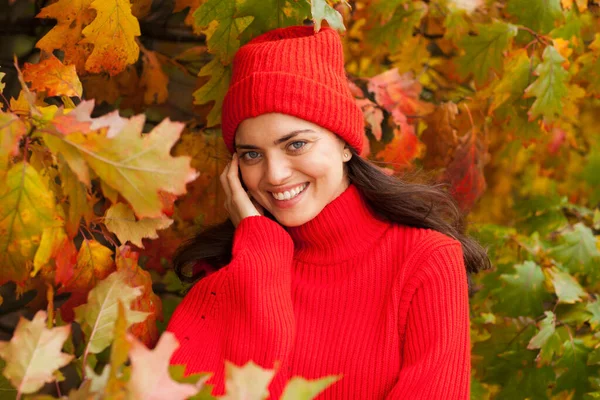 Güz Manzaralı Güzel Esmer Kırmızı Şapkalı Atkılı — Stok fotoğraf
