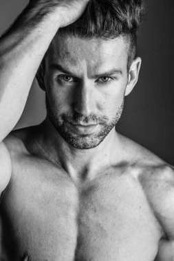 Mükemmel vücutlu yakışıklı bir adamın siyah beyaz fotoğraf çekimi..
