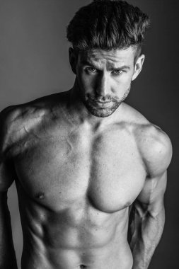 Mükemmel vücutlu yakışıklı bir adamın siyah beyaz fotoğraf çekimi..