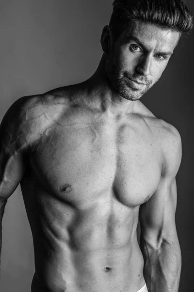 Schwarzweiß Fotoshooting Eines Gutaussehenden Mannes Mit Perfektem Körper — Stockfoto