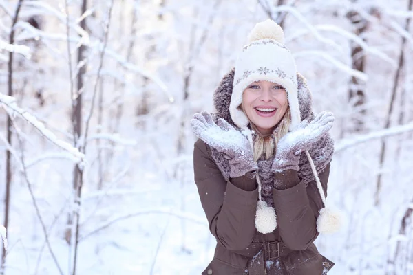 Menina Loira Feliz Cenário Inverno Com Chapéu Luvas — Fotografia de Stock