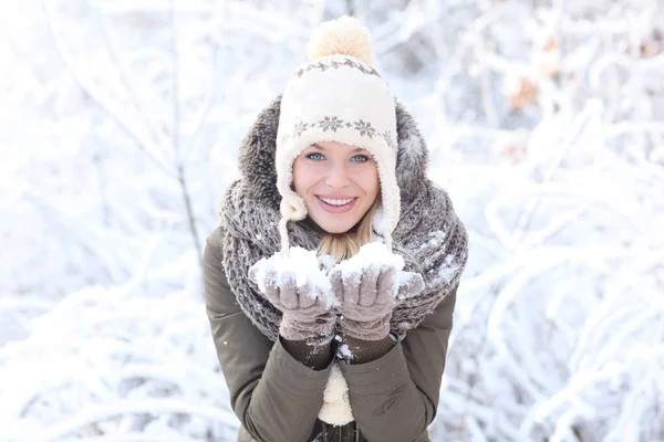 Kış Manzaralı Şapkalı Eldivenli Mutlu Sarışın Kız — Stok fotoğraf