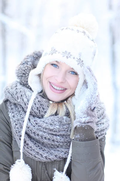 Kış Manzaralı Şapkalı Eldivenli Mutlu Sarışın Kız — Stok fotoğraf