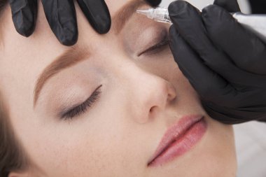 Tıbbi prosedür - kaş zamanı.