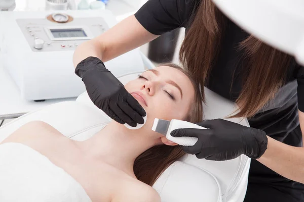 Paciente Salón Belleza Durante Los Tratamientos Faciales — Foto de Stock