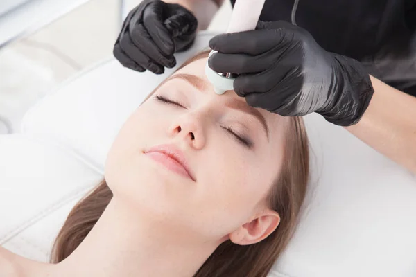 Patient Beauty Salon Facial Treatments — Stock Photo, Image