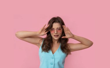 Pembe arka planda yıldız şeklindeki gözlüklü güzel esmer..