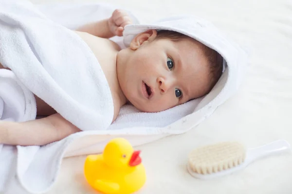 シャワーの後のかわいい赤ん坊 — ストック写真