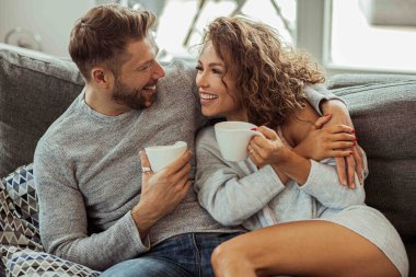 İç mekanda çiftlerin mahrem zamanları.