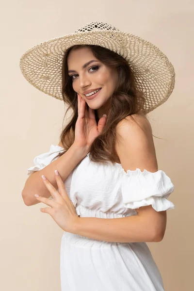 Πολύ Όμορφη Νεαρή Γυναίκα Ψάθινο Καπέλο Και Λευκό Φόρεμα Boho — Φωτογραφία Αρχείου